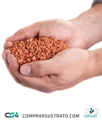 Manos juntas con arcilla en la palma